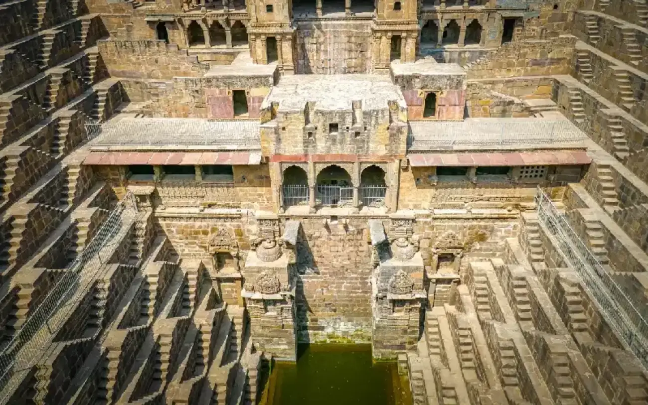 Chand Baori: Il Magnifico Pozzo a Gradini del Rajasthan